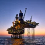 Petróleo rompe barreira...