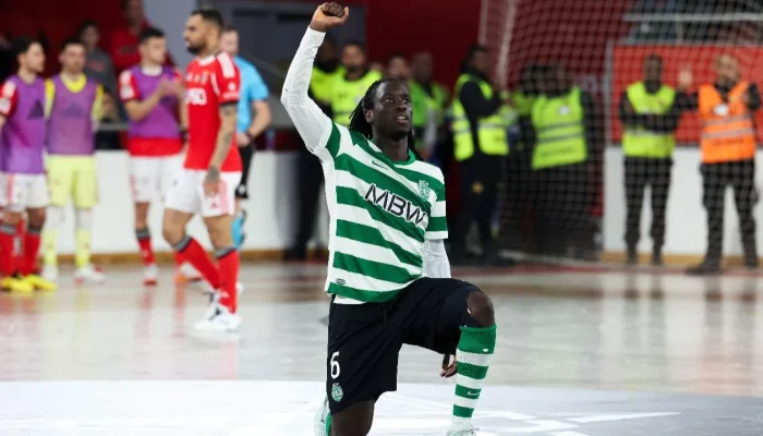 Zicky TÃ© festejou golo contra o racismo na Luz (EPA/JOSE SENA GOULAO)