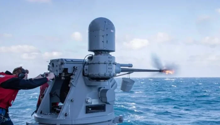 Na imagem, canhão do porta-aviões USS Abraham Lincoln, que foi enviado ao Oriente Médio ...Leia mais no texto original: (https://www.poder360.com.br/poder-china/acao-militar-dos-eua-leva-ira-a-abismo-imprevisivel-diz-china/)
© 2026 Todos os direitos são reservados ao Poder360, conforme a Lei nº 9.610/98. A publicação, redistribuição, transmissão e reescrita sem autorização prévia são proibidas.