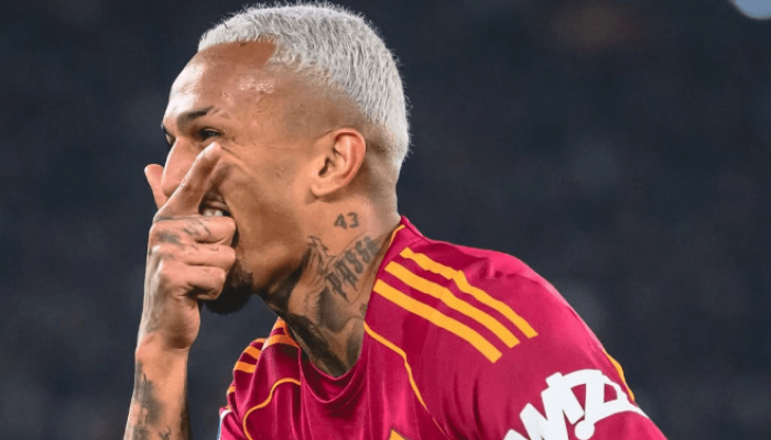 Wesley fez o gol da vitória da Roma contra o Como nesta segunda (15)  • Reprodução/Instagra...